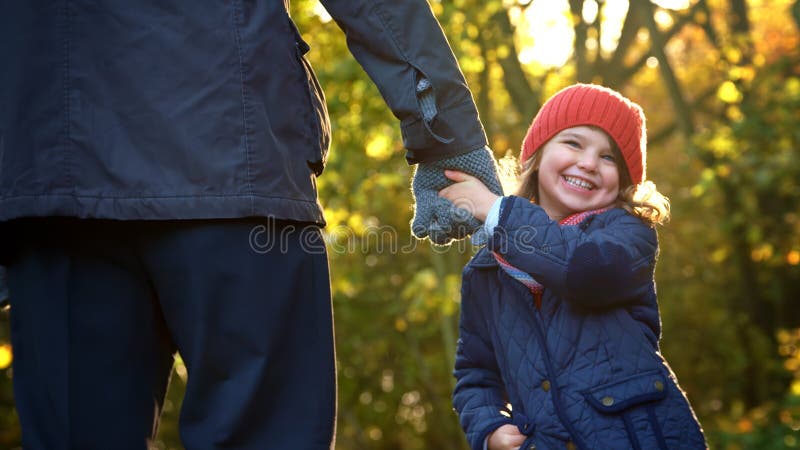 Nära övernattning av morfar Holding Hands med mordottern på hösten går genom landsidan royaltyfria foton