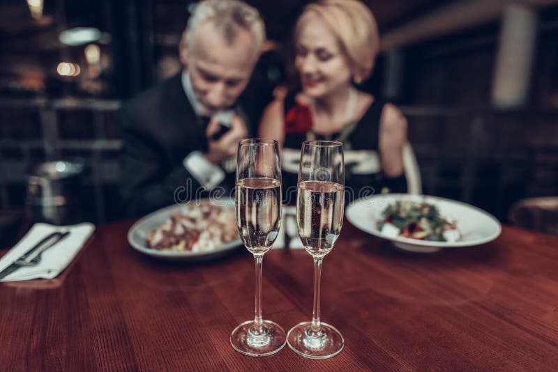 Nära övre foto av champagneexponeringsglas och vänner arkivbild Nära övre foto av champagneexponeringsglas och vänner arkivbild