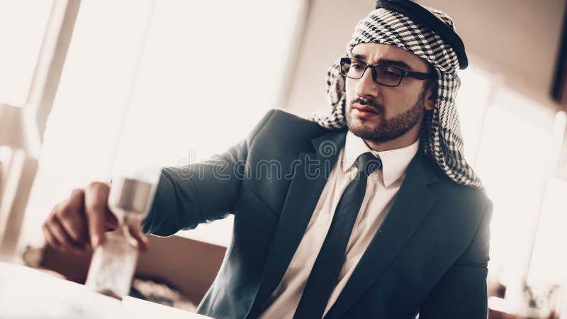 Nära övre foto av det arabiska seende timglaset royaltyfria foton Nära övre foto av det arabiska seende timglaset royaltyfria foton