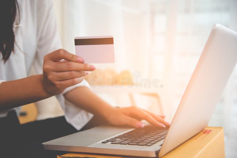 Nära övre hand av kvinnan som använder kreditkorten för online-shoppa lön