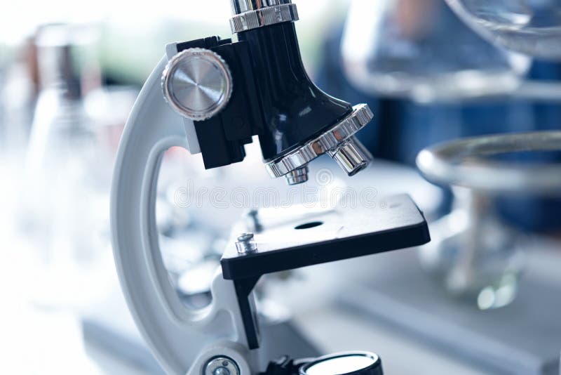 Nära övre mikroskop för forskninghjälpmedelanatomi av små organismer med metalllinsen på laboratoriumet, biologi arkivfoto Nära övre mikroskop för forskninghjälpmedelanatomi av små organismer med metalllinsen på laboratoriumet, biologi arkivfoto