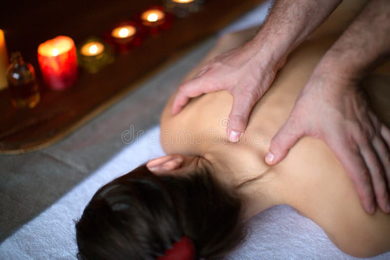 Nära övre sikt av manliga händer som masserar kvinnligs baksida Spa och kopplar av begrepp royaltyfria foton Nära övre sikt av manliga händer som masserar kvinnligs baksida Spa och kopplar av begrepp royaltyfria foton