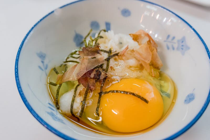 Nära övre skott av den traditionella frukosten för japansk stil (torr fisk med rå äggris royaltyfria bilder Nära övre skott av den traditionella frukosten för japansk stil (torr fisk med rå äggris royaltyfria bilder