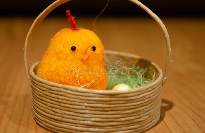 Nära övre skott av höna i korgen - easter begrepp arkivbilder Nära övre skott av höna i korgen - easter begrepp arkivbilder