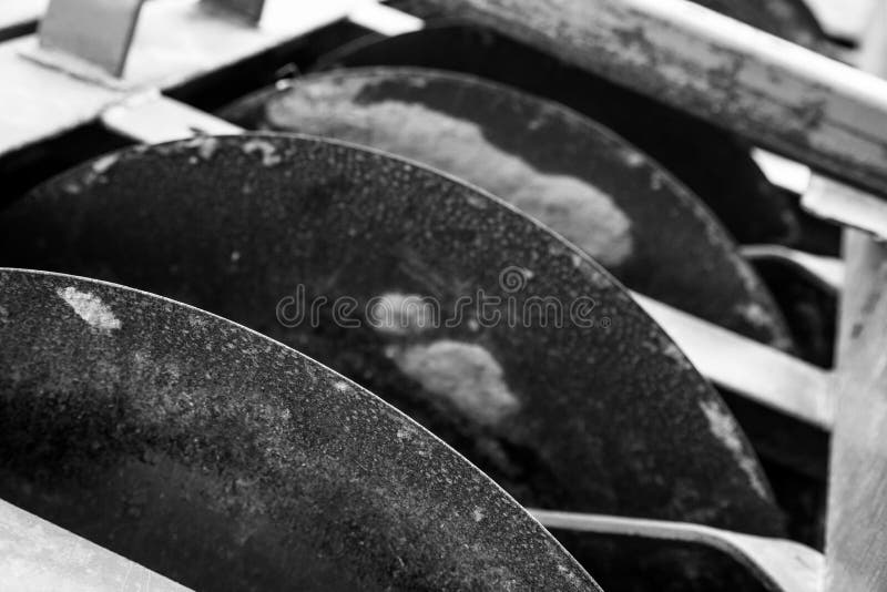 Nära övre vit för svart för metallhjulskärare, bransch, hjälpmedel, maskin som är rostig royaltyfri foto Nära övre vit för svart för metallhjulskärare, bransch, hjälpmedel, maskin som är rostig royaltyfri foto