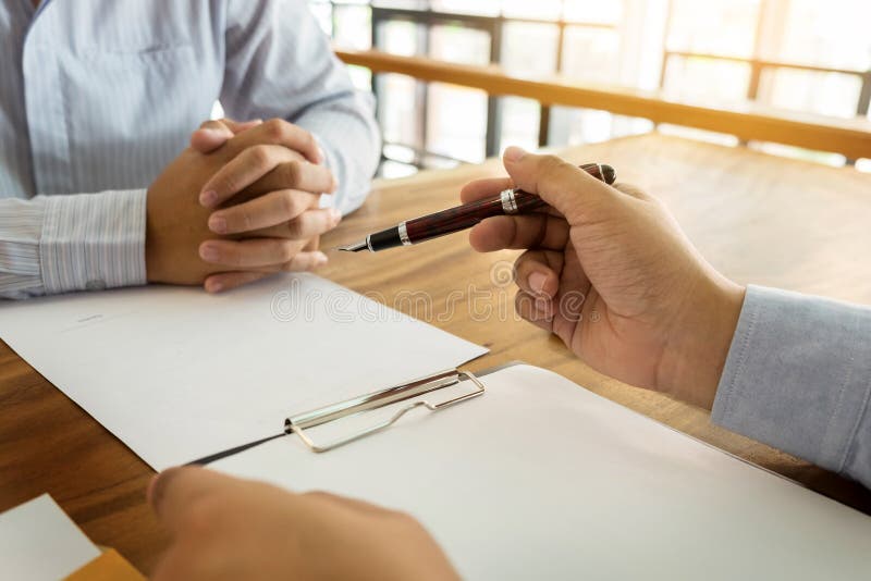 Närbild av businesspersonen Signing Contract, kvinnahandstilpapper fotografering för bildbyråer Närbild av businesspersonen Signing Contract, kvinnahandstilpapper fotografering för bildbyråer