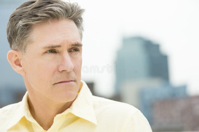 Närbild av den fundersamma mogna mannen som bort ser royaltyfria bilder Närbild av den fundersamma mogna mannen som bort ser royaltyfria bilder