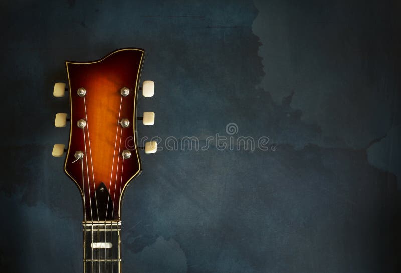 Närbild av den gamla elektriska jazzgitarren för headstock arkivbild Närbild av den gamla elektriska jazzgitarren för headstock arkivbild