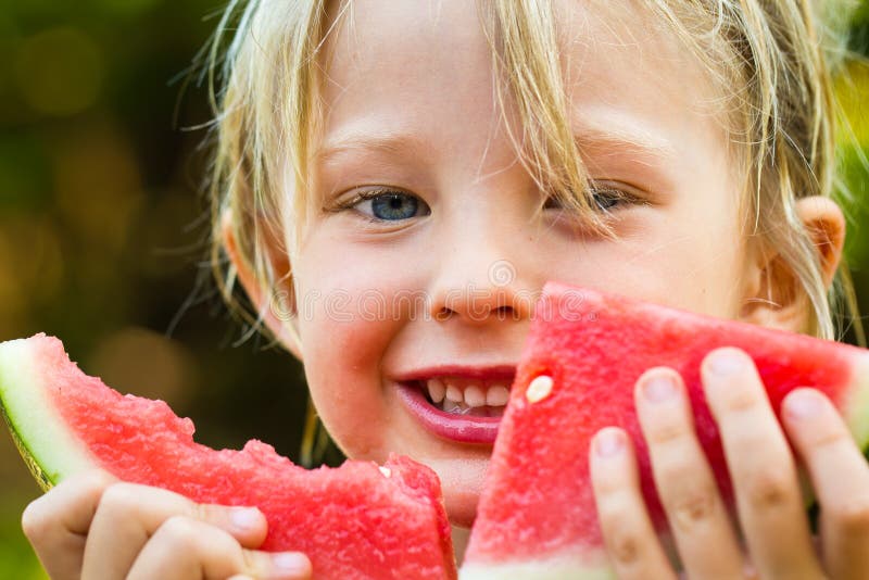Närbild av det gulliga lyckliga barnet som äter vattenmelon arkivfoton Närbild av det gulliga lyckliga barnet som äter vattenmelon arkivfoton