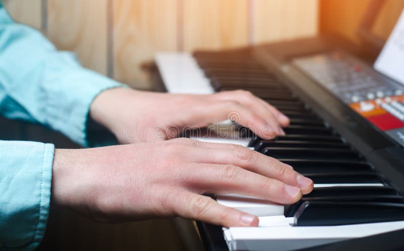 Närbild av en hand för musikaktör` som s spelar pianot, hand för man` s, klassisk musik, tangentbord, synt, pianist royaltyfria foton Närbild av en hand för musikaktör` som s spelar pianot, hand för man` s, klassisk musik, tangentbord, synt, pianist royaltyfria foton