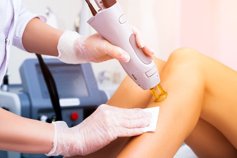 Närbild av en kvinnlig cosmetologist royaltyfri foto Närbild av en kvinnlig cosmetologist royaltyfri foto