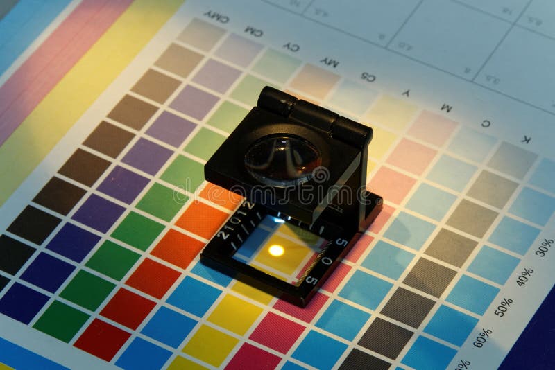 Närbild av en loupe på ett provtryck arkivfoto Närbild av en loupe på ett provtryck arkivfoto