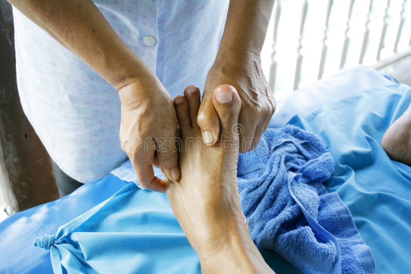 Närbild av en ung kvinna som får Spa behandling royaltyfria bilder Närbild av en ung kvinna som får Spa behandling royaltyfria bilder