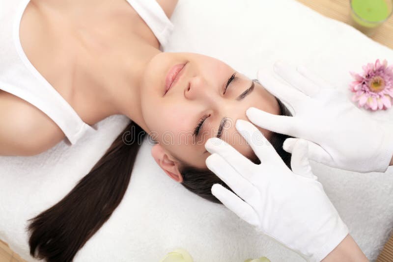 Närbild av en ung kvinna som får Spa behandling Närbild av en ung kvinna som får brunnsortbehandling arkivfoton Närbild av en ung kvinna som får Spa behandling Närbild av en ung kvinna som får brunnsortbehandling arkivfoton