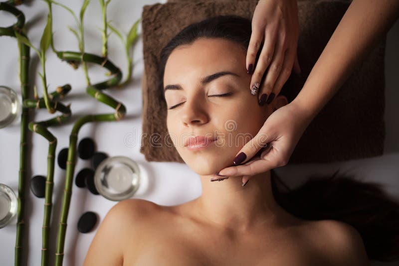Närbild av en ung kvinna som får Spa behandling Närbild av en ung kvinna som får brunnsortbehandling arkivfoto Närbild av en ung kvinna som får Spa behandling Närbild av en ung kvinna som får brunnsortbehandling arkivfoto