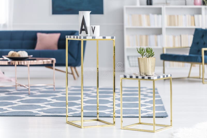 Närbild av guld- tabeller arkivbild
