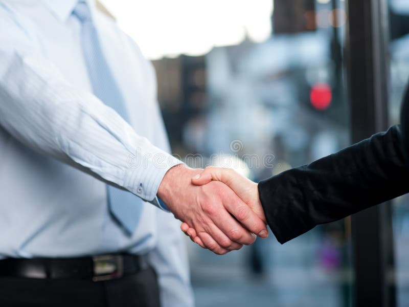 Närbild av handshaking för affärsfolk royaltyfri bild Närbild av handshaking för affärsfolk royaltyfri bild