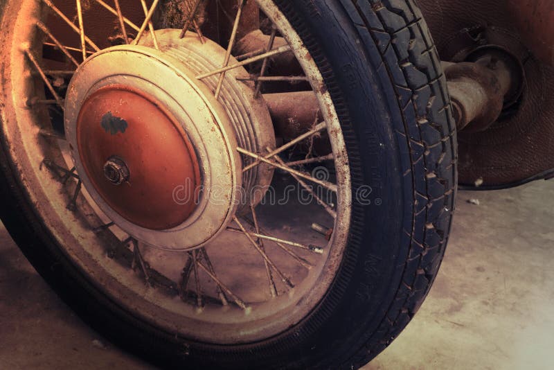 Närbild av hjuldetaljer av tappningbruntbilen royaltyfria bilder Närbild av hjuldetaljer av tappningbruntbilen royaltyfria bilder