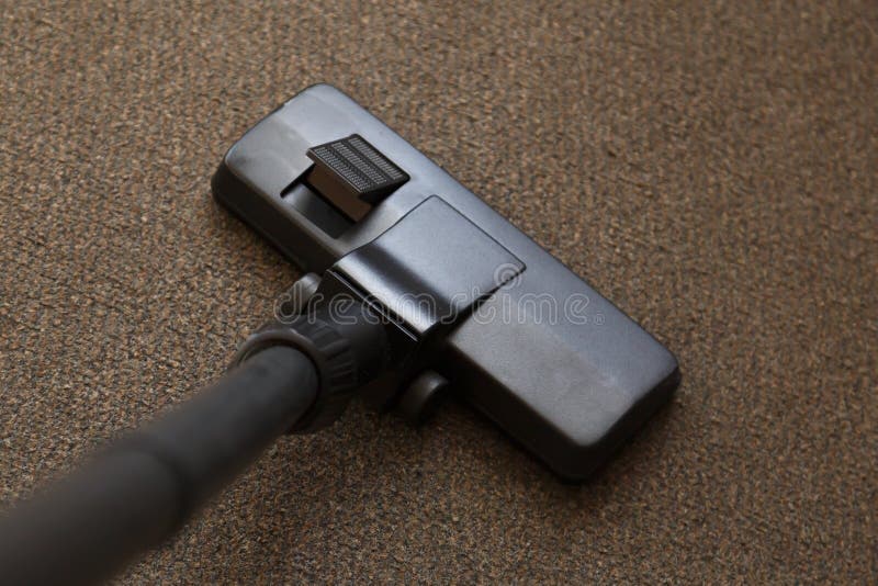 Närbild av huvudet av en modern dammsugare Grå matta för dammsugare fotografering för bildbyråer Närbild av huvudet av en modern dammsugare Grå matta för dammsugare fotografering för bildbyråer