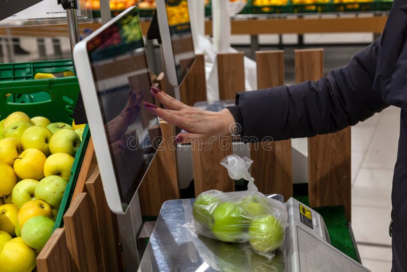 Närbild av knappar för trycka på för flickahand på elektronisk våg arkivbilder Närbild av knappar för trycka på för flickahand på elektronisk våg arkivbilder