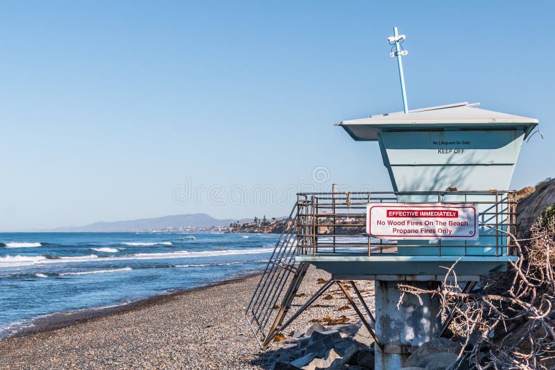 Närbild av livräddaren Tower på den södra Carlsbad statliga stranden royaltyfri fotografi Närbild av livräddaren Tower på den södra Carlsbad statliga stranden royaltyfri fotografi