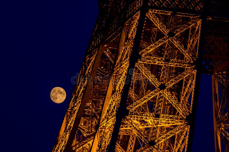Närbild av månen och Eiffeltornbelysningen på natten - Paris, Frankrike royaltyfri foto Närbild av månen och Eiffeltornbelysningen på natten - Paris, Frankrike royaltyfri foto