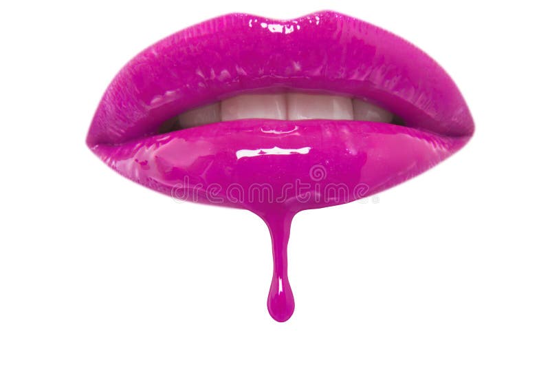 Närbild av rosa lipgloss som dryper från kvinnas kanter över vit bakgrund arkivfoton Närbild av rosa lipgloss som dryper från kvinnas kanter över vit bakgrund arkivfoton