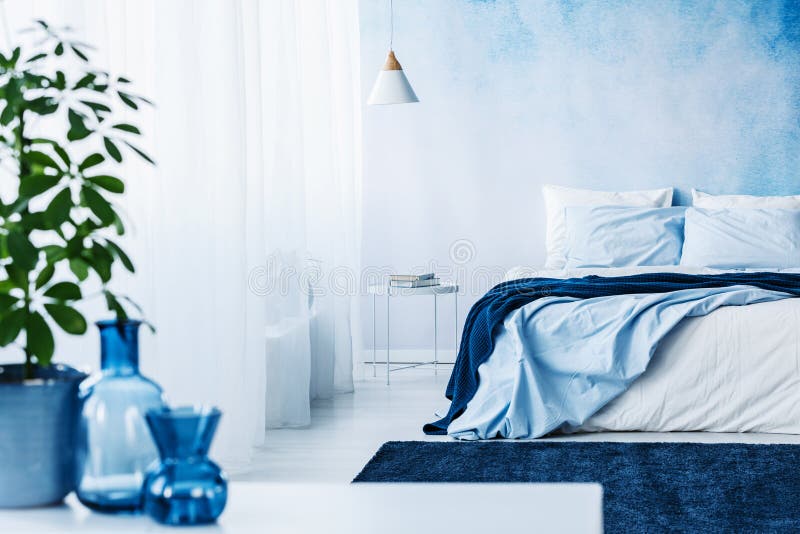 Närbild av suddiga vaser och en växt i förgrunden och Co fotografering för bildbyråer Närbild av suddiga vaser och en växt i förgrunden och Co fotografering för bildbyråer