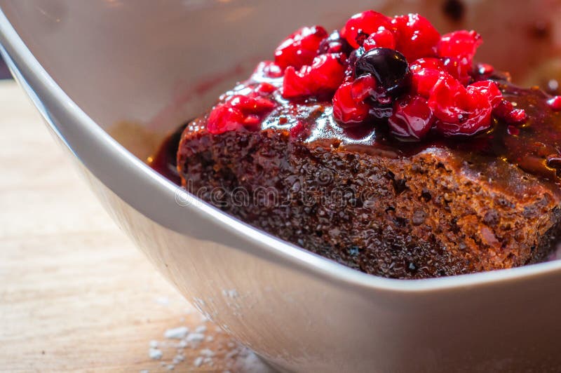Närbild på chokladkakan med skogfrukter fotografering för bildbyråer Närbild på chokladkakan med skogfrukter fotografering för bildbyråer
