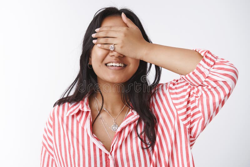 N?rbild som skjutas av den dr?mlika attraktiva unga asiatiska flickv?nnen i randig blus som ler fr?n f?rv?ntan- och gl?djeslut?go arkivfoto N?rbild som skjutas av den dr?mlika attraktiva unga asiatiska flickv?nnen i randig blus som ler fr?n f?rv?ntan- och gl?djeslut?go arkivfoto