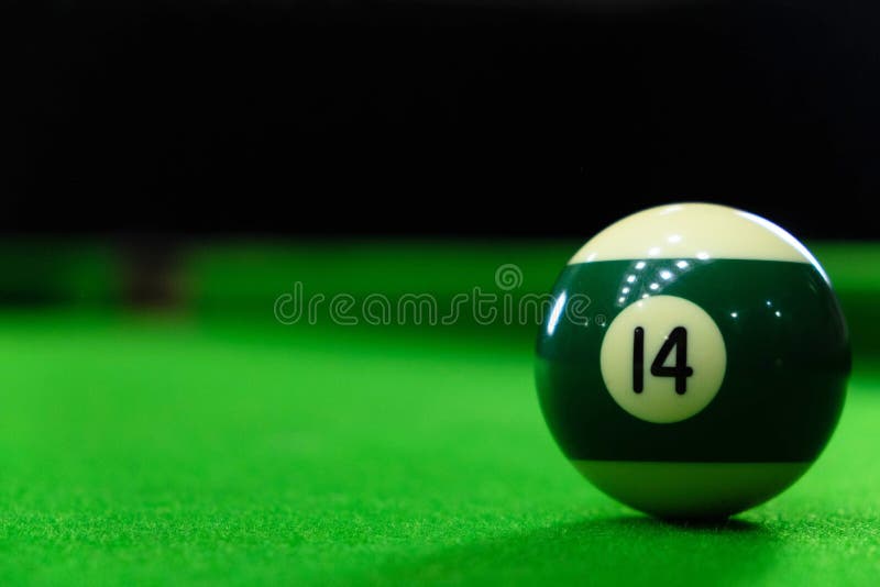 Närbildfoto av billiardbollen, nummer 14 och det gröna golvet royaltyfri bild Närbildfoto av billiardbollen, nummer 14 och det gröna golvet royaltyfri bild