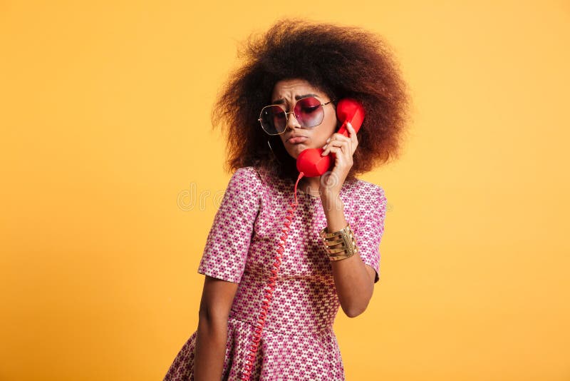 Närbildfoto av den upprivna retro flickan med den afro frisyren som poserar wi fotografering för bildbyråer Närbildfoto av den upprivna retro flickan med den afro frisyren som poserar wi fotografering för bildbyråer