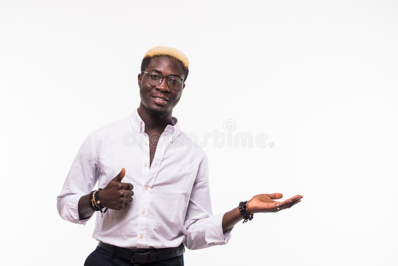 Närbildfotoet av den lyckliga unga afro amerikanska mannen med öppet gömma i handflatan, medan visa tummen den övre gesten som se fotografering för bildbyråer Närbildfotoet av den lyckliga unga afro amerikanska mannen med öppet gömma i handflatan, medan visa tummen den övre gesten som se fotografering för bildbyråer