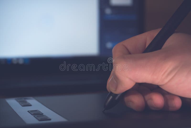 Närbildhand genom att använda den grafiska minnestavlan hemma arkivbild Närbildhand genom att använda den grafiska minnestavlan hemma arkivbild