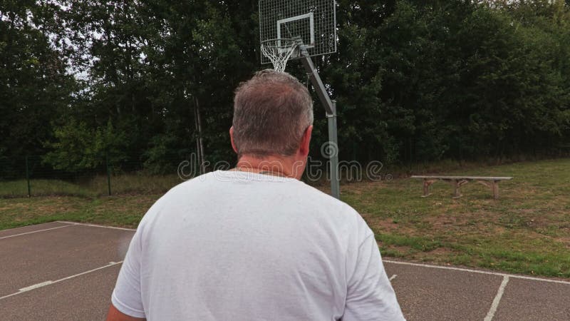 Närbildkameran följer basketspelaren arkivfilmer