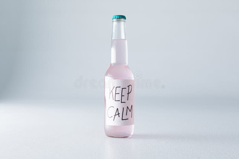 närbildsikt av alkoholdrycken i flaska med inskriftuppehällestillhet på etikett royaltyfri foto närbildsikt av alkoholdrycken i flaska med inskriftuppehällestillhet på etikett royaltyfri foto