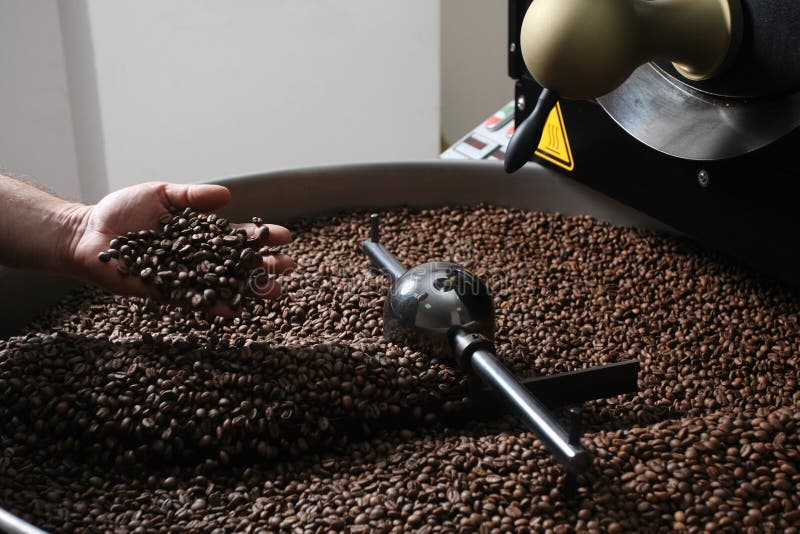 Närbildsikt av grillade kaffebönor arkivfoto Närbildsikt av grillade kaffebönor arkivfoto