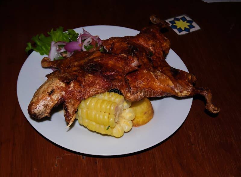 Närbildsikt till den grillade cuy aka försökskaninen, traditionell peruansk maträtt, Arequipa, Peru arkivbild Närbildsikt till den grillade cuy aka försökskaninen, traditionell peruansk maträtt, Arequipa, Peru arkivbild