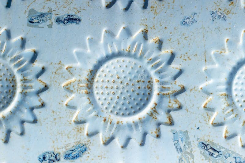 Närbildskott av blå kulör textur för embossment för metalldörrblomma royaltyfri fotografi Närbildskott av blå kulör textur för embossment för metalldörrblomma royaltyfri fotografi