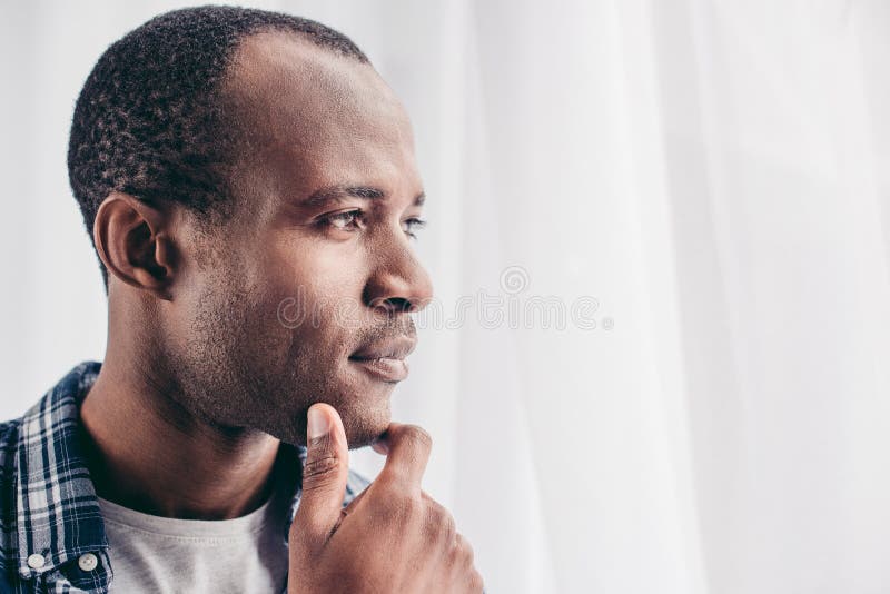 närbildstående av den eftertänksamma afrikansk amerikanmannen royaltyfria bilder närbildstående av den eftertänksamma afrikansk amerikanmannen royaltyfria bilder