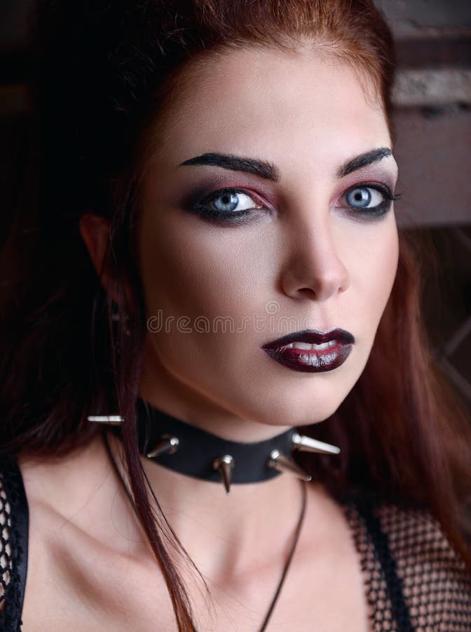 Närbildstående av den älskvärda unga gothflickan fotografering för bildbyråer Närbildstående av den älskvärda unga gothflickan fotografering för bildbyråer
