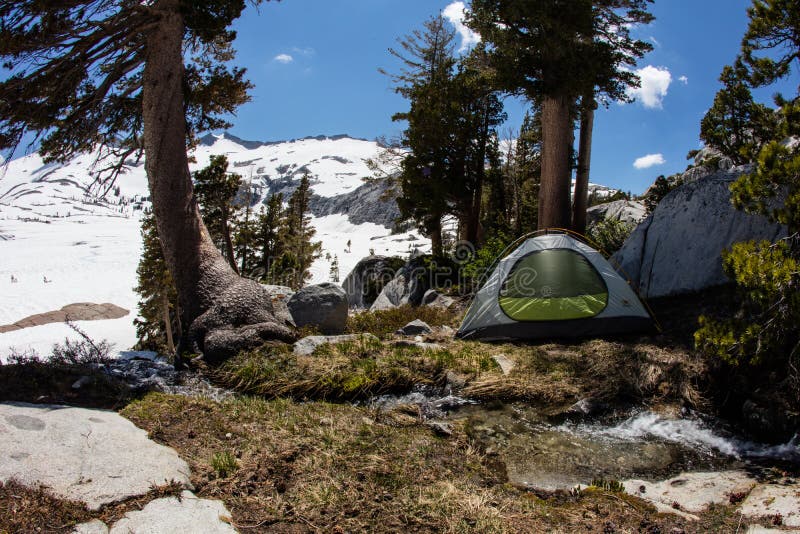 Nätt campingplats i toppiga bergskedjan Nevada Mountains, Kalifornien