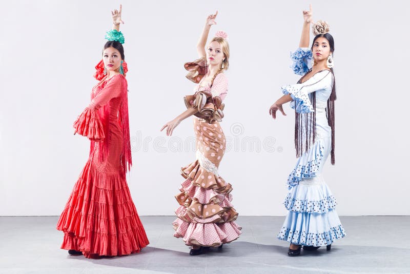Nätt flamencodansare för tre barn i härlig klänning arkivbild Nätt flamencodansare för tre barn i härlig klänning arkivbild