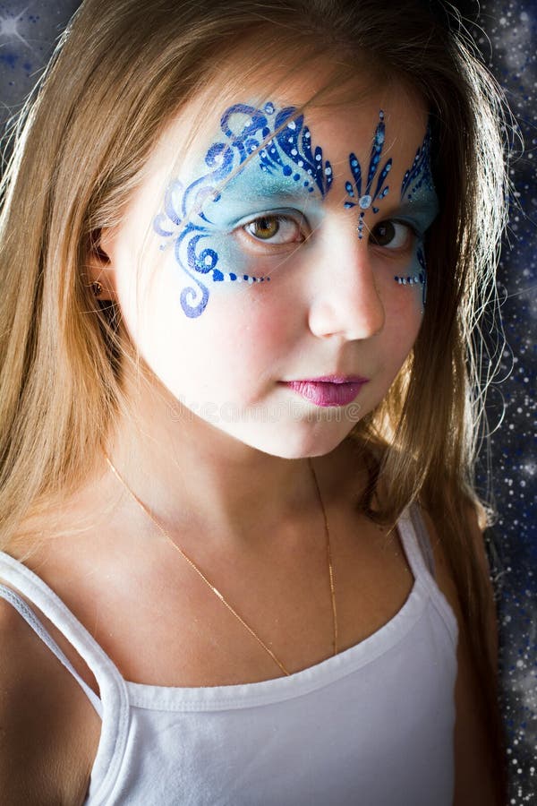 Nätt flicka med framsidamålning på svart bakgrund arkivbild Nätt flicka med framsidamålning på svart bakgrund arkivbild