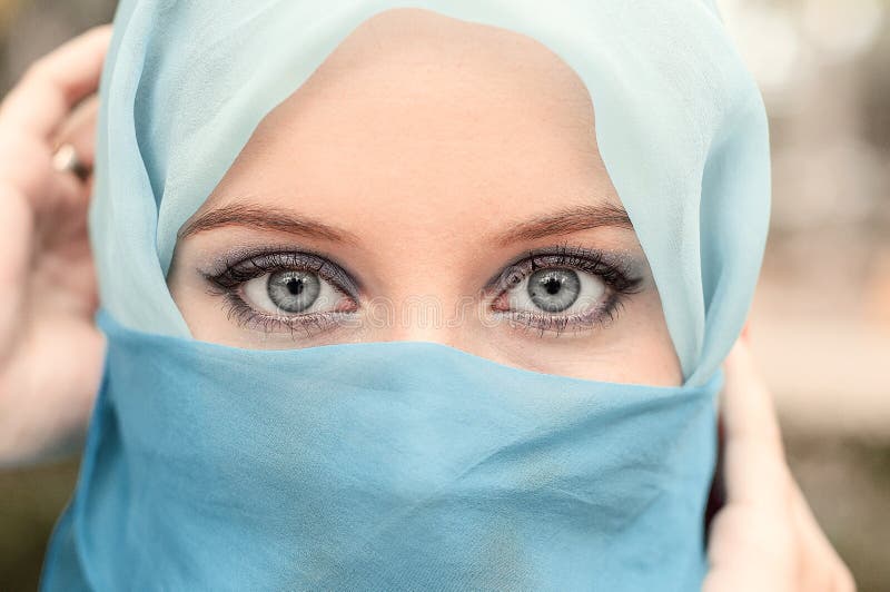 Nätt flicka med härliga stora blåa ögon, stora ögonfrans och eyeb royaltyfri foto Nätt flicka med härliga stora blåa ögon, stora ögonfrans och eyeb royaltyfri foto