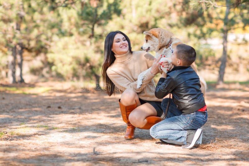 Nätt flicka och lite pojke för brunett som går med hunden i parkera Djurt begrepp royaltyfria bilder Nätt flicka och lite pojke för brunett som går med hunden i parkera Djurt begrepp royaltyfria bilder