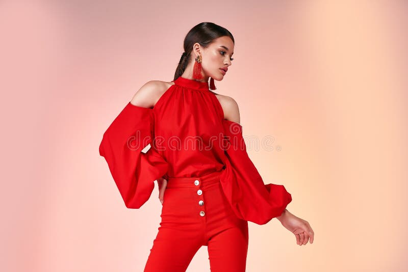 Nätt härlig sexig glamour för modell för eleganskvinnamode poserar w royaltyfri fotografi