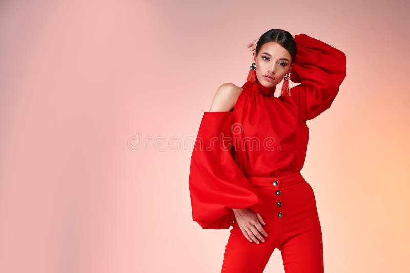 Nätt härlig sexig glamour för modell för eleganskvinnamode poserar w arkivbilder