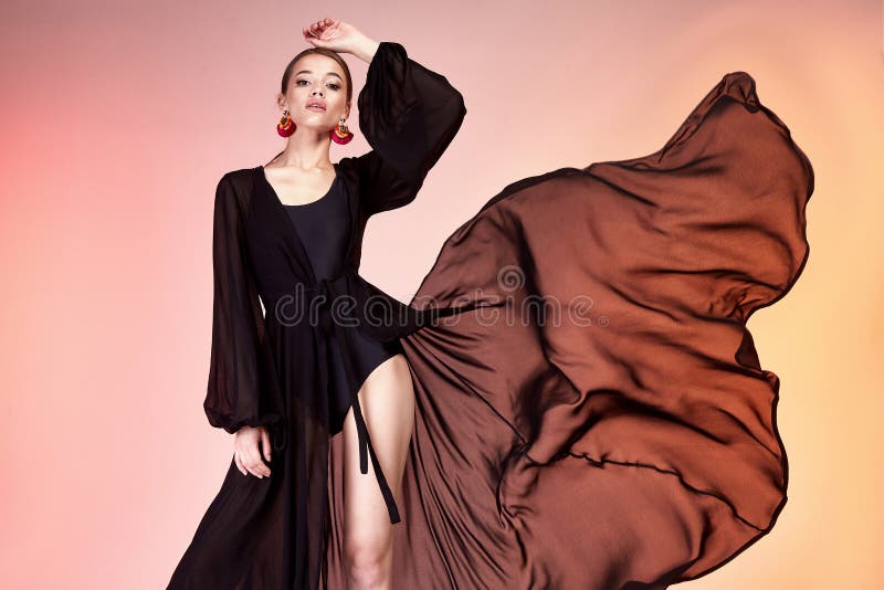 Nätt härlig sexig modell för mode för kropp för solbränna för eleganskvinnahud arkivfoto