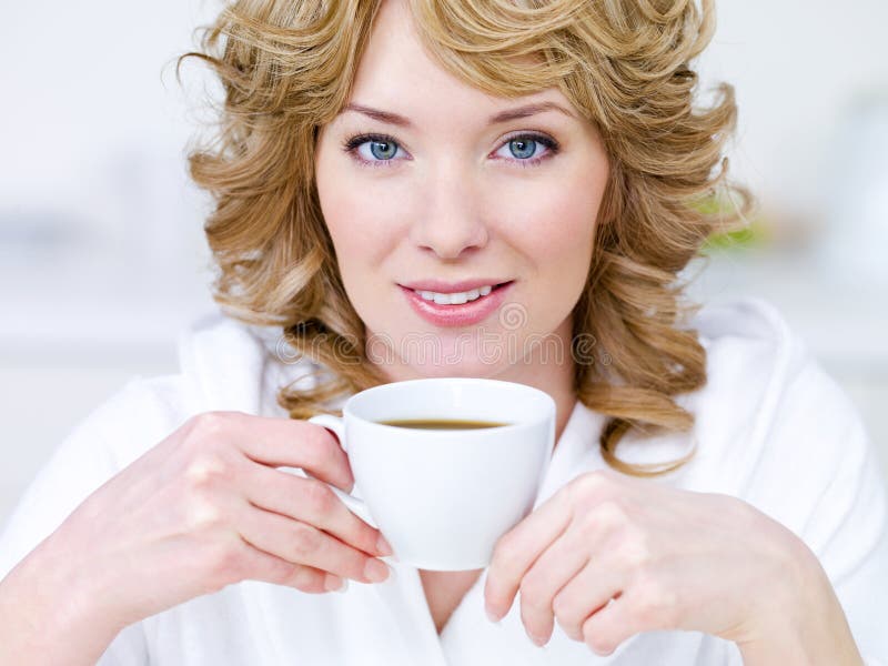 nätt kvinna för kaffekopp arkivbilder nätt kvinna för kaffekopp arkivbilder
